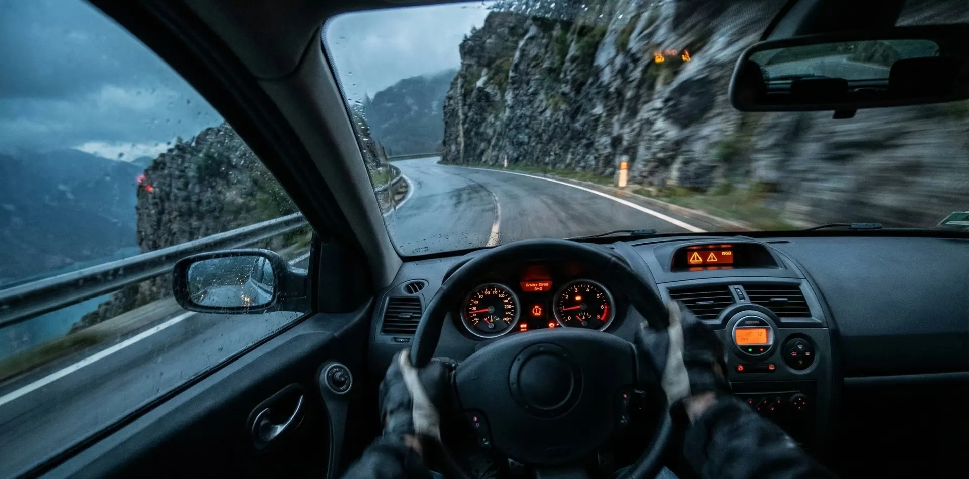 Volante de coche visto desde el asiento del conductor de noche