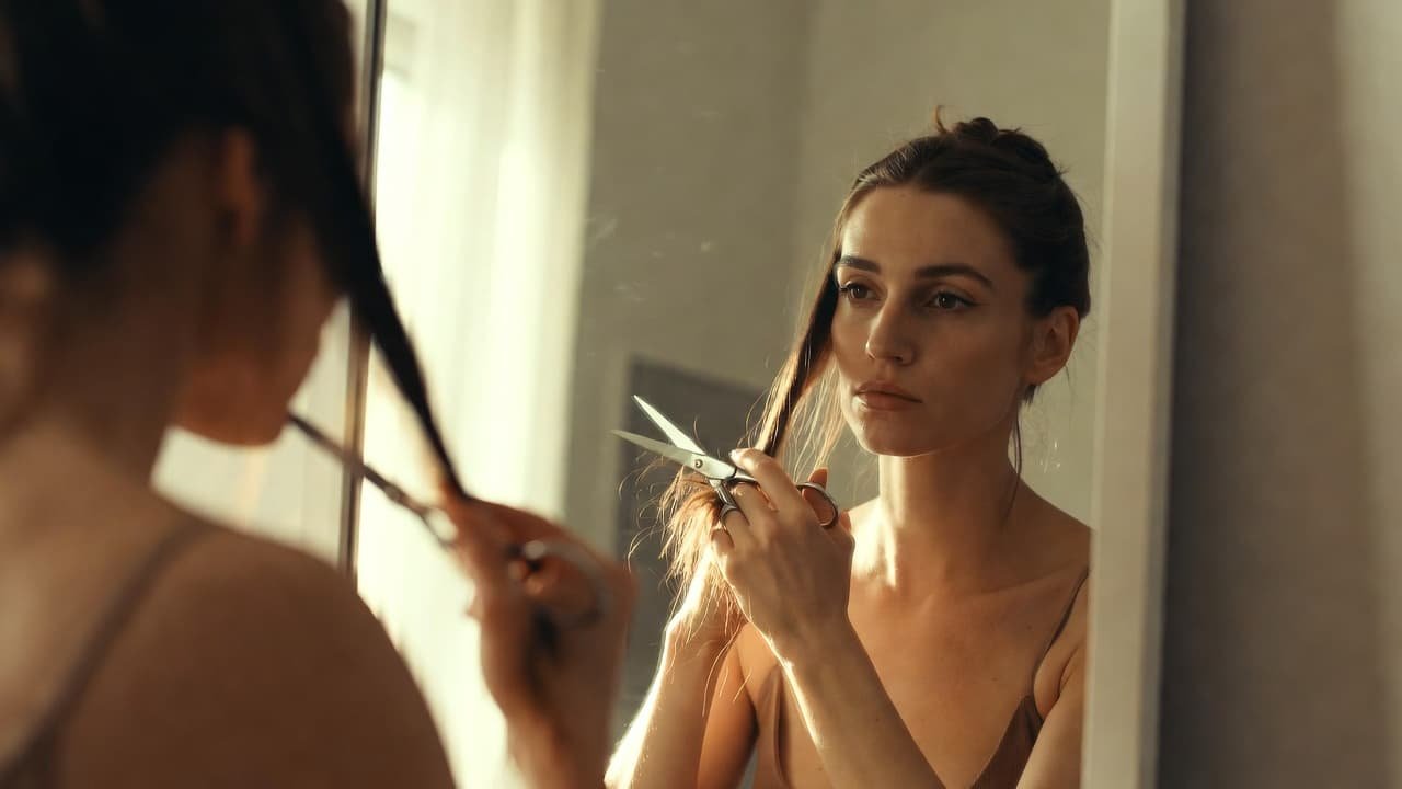 Soñar con cortarte el pelo tú misma: significado de cambio radical, liberación y control