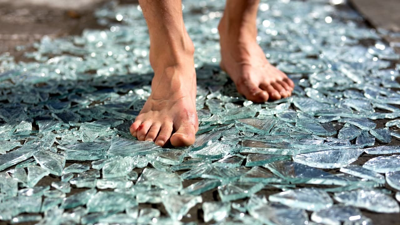 Soñar con vidrios rotos en los pies: El dolor de avanzar y las heridas invisibles
