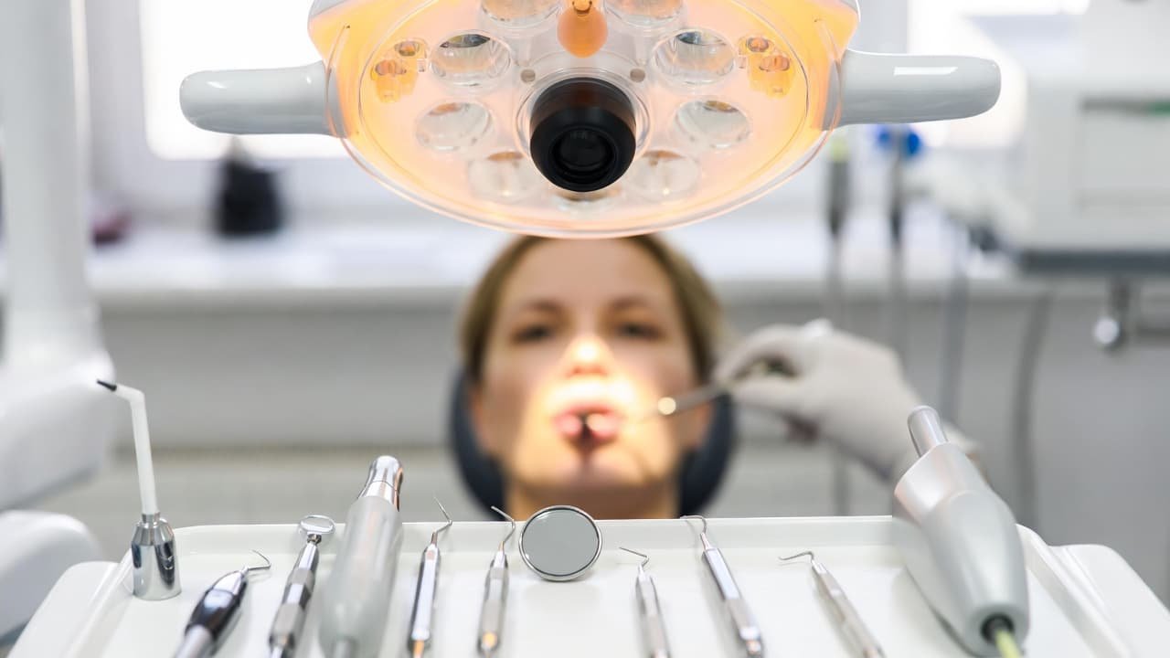 Soñar que te sacan una muela o diente: Pérdidas dolorosas y transiciones forzadas